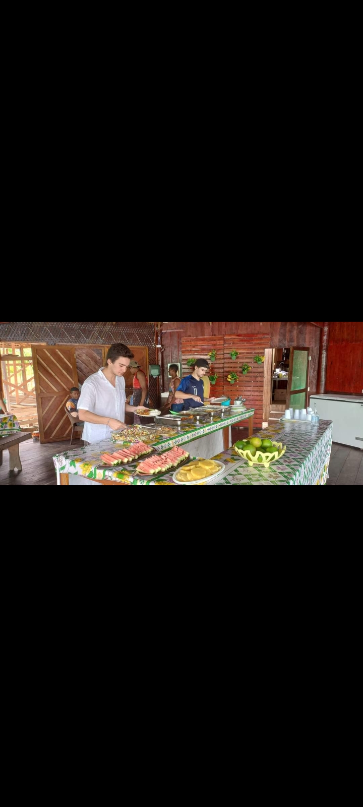 Almoço no lodge ribeirinho
