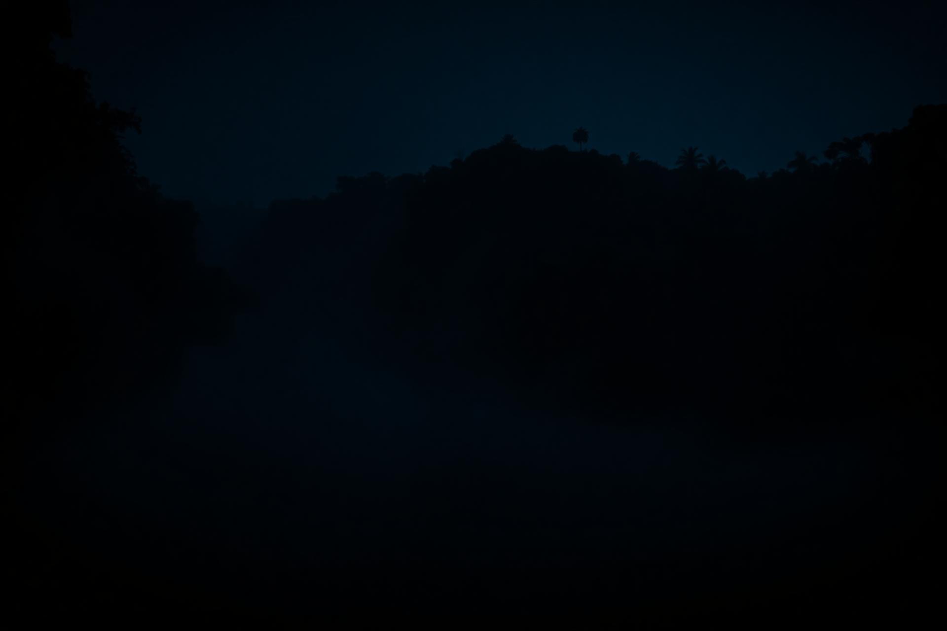 Rio amazônico ao entardecer com névoa sobre a floresta